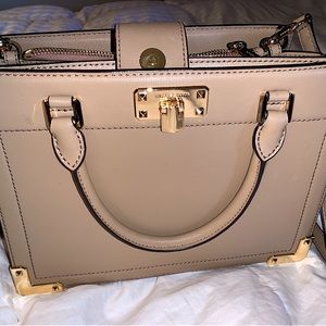 Authentic Michael kors bag. Used once! Very clean w/ dust bag!
